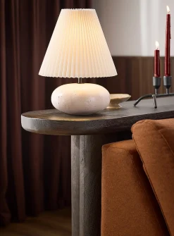 Accordion-pleat table lamp