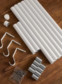 Adjustable white curtain rod