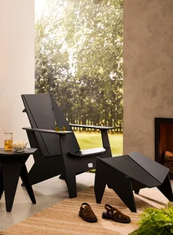 Angular outdoor footrest