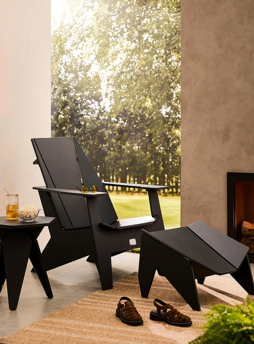 Angular outdoor footrest