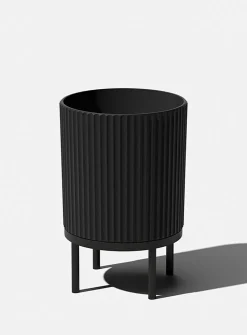Black base grooved planter