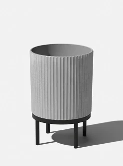 Black base grooved planter