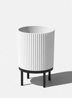 Black base grooved planter