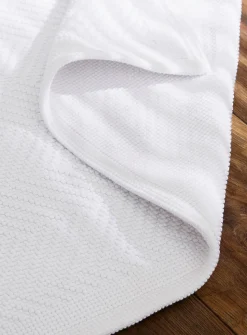 Embossed knots chevron bath mat