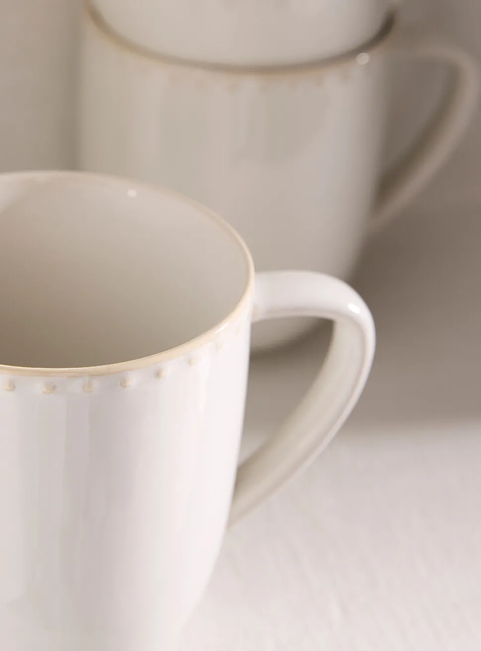 Embossed polka dots white mug
