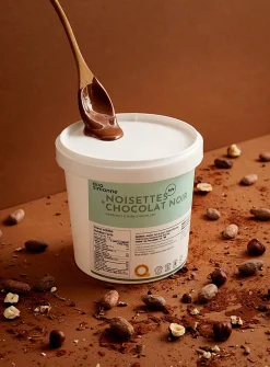 Large-size chocolate and hazelnut spread