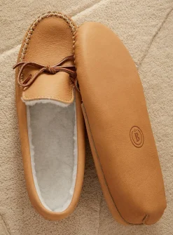 Ndënon (smoothness) lined moccasins