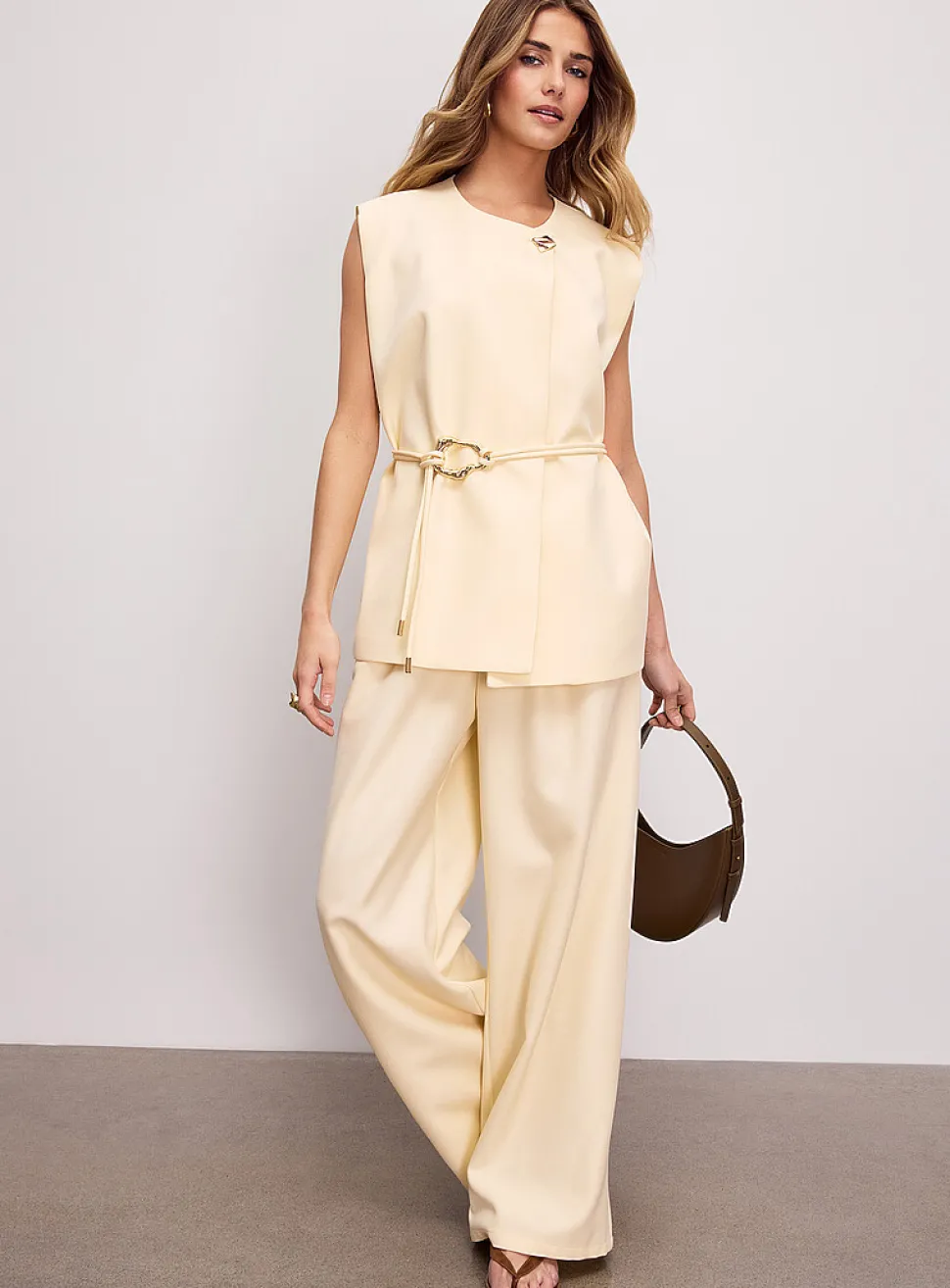 Oversized single golden-button sleeveless blazer