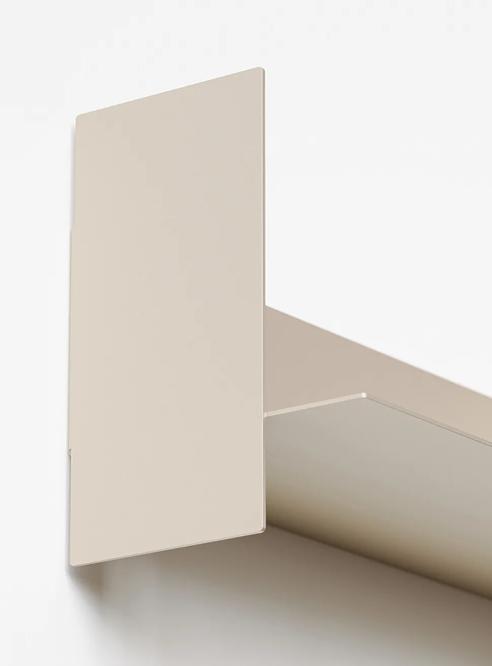 Pli folded steel wall-mounted shelf unit