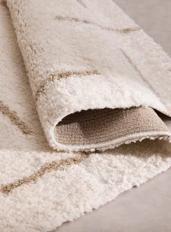 Scattered lines tufted rug