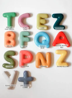 Semiporcelain letter Q wall ornament