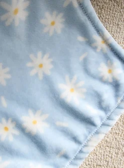 Small daisies soft plush throw