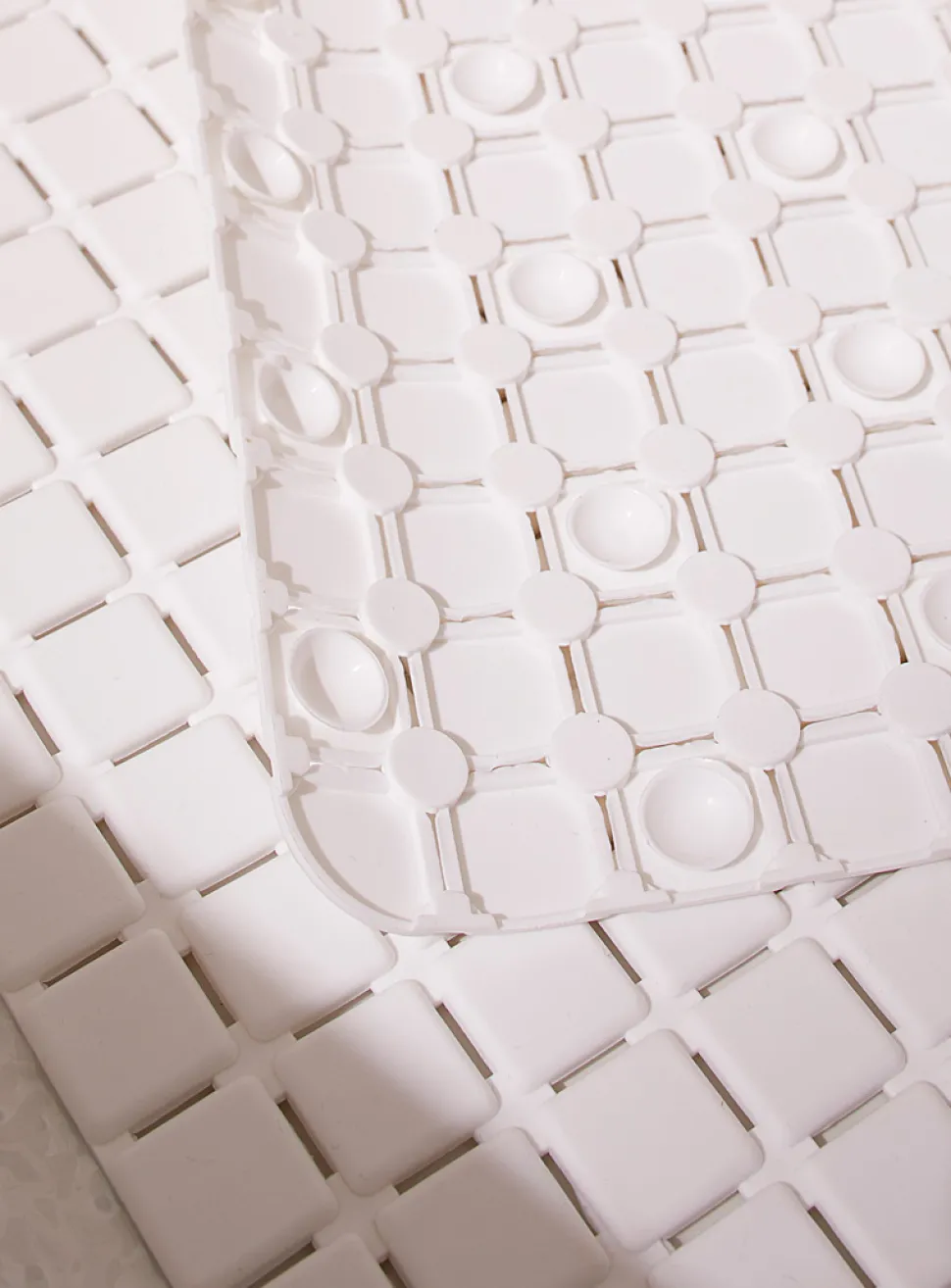 White tiles bath mat